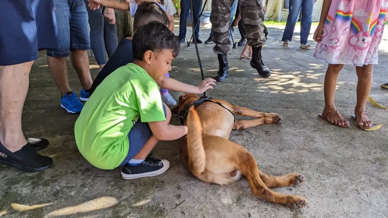 Paraguassu FM 87.9 — Atividade de cinoterapia em Macapá faz parte do projeto Melhor Amigo José Eduardo Lima/g1 Crianças autistas receberam nesta sexta-feira (28) uma atividade terapêutica com cães do Batalhão de Operações Especiais (Bope) da Polícia Militar (PM) do Amapá. A iniciativa ocorreu no Canil do Bope. O local fica situado no Comando Geral da PM, no bairro do Beirol, na Zona Sul de Macapá. Segundo Mário Coimbra, coordenador de reabilitação do Creap, a atividade chamada de cinoterapia promove diversos benefícios, como a saúde física e mental dos pacientes. “Os benefícios se dão através do contato e a troca de afeto; o prazer [&hellip;]