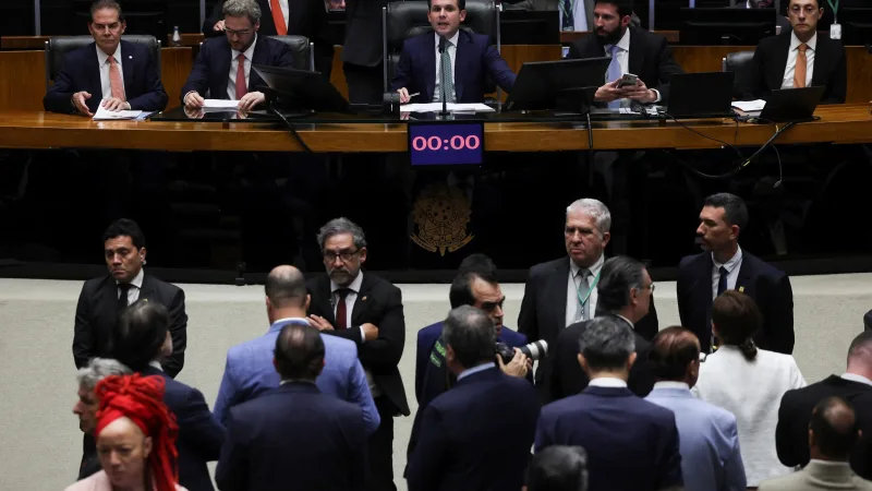 Paraguassu FM 87.9 — Câmara dos Deputados aprova projeto que reduz penas de condenados por atos golpistas O projeto de lei da Dosimetria, que permite a redução de pena de condenados por atos golpistas, estabelece que não podem ser somadas as penas de crimes contra a democracia: golpe de Estado e abolição violenta do Estado Democrático de Direito. O PL foi aprovado, na madrugada desta quarta-feira (10), na Câmara dos deputados. Atualmente, o Supremo Tribunal Federal (STF) entende que os dois delitos podem ocorrer de forma simultânea. Com isso, as penas podem ser somadas. Foi o que aconteceu nas condenações de réus do 8 [&hellip;]