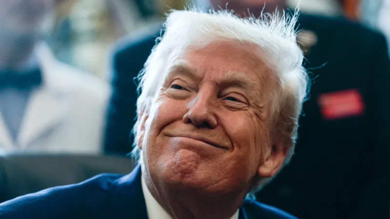 Paraguassu FM 87.9 — O presidente dos EUA, Donald Trump, assina decretos executivos na Casa Branca, em 18 de dezembro de 2025 REUTERS/Evelyn Hockstein Em um raro pronunciamento noturno da Casa Branca na quarta-feira (17), o presidente dos Estados Unidos, Donald Trump, fez uma série de elogios à sua gestão e atribuiu a culpa pelos problemas do país ao [&hellip;]