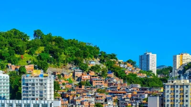 Paraguassu FM 87.9 — O Brasil está ficando ainda mais desigual ou, ao contrário, a distância entre ricos e pobres vem diminuindo? Dois estudos recentes mostraram cenários opostos para essa questão, esquentando o debate entre economistas. Um novo relatório sobre desigualdade global divulgado nesta quarta-feira (10), o World Inequality Report 2026, afirma que a renda concentrada no bolso dos mais ricos aumentou nos últimos anos no Brasil, tornando o país ligeiramente mais desigual entre 2014 e 2024. Ainda segundo esse relatório, produzido por um amplo grupo de economistas, entre eles o francês Thomas Piketty, a desigualdade brasileira “permanece entre as mais altas do mundo”. [&hellip;]