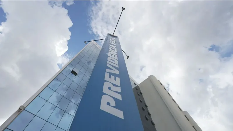 Paraguassu FM 87.9 — Entenda mudança no prazo do auxílio-doença sem perícia O prazo máximo do auxílio por incapacidade temporária concedido pelo Atestmed — sistema que permite liberar o benefício sem perícia presencial — foi ampliado temporariamente pelo Ministério da Previdência Social. A mudança está na Portaria Conjunta MPS/INSS nº 83. Pela nova regra, os pedidos analisados somente por documentos podem resultar em até 60 dias de afastamento. Esse prazo ampliado vale por 120 dias, ou seja, até abril de 2026. Depois disso, a partir de maio, o limite volta a ser de 30 dias. 📱Baixe o app do g1 para ver notícias em [&hellip;]